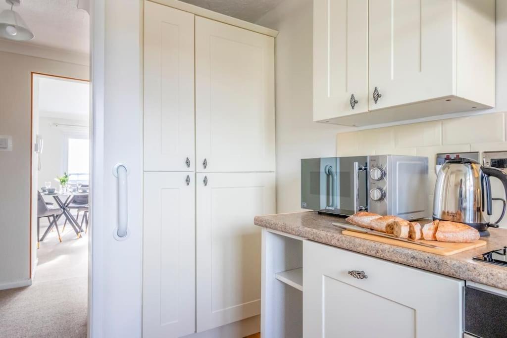 Panoramic Sea View Apartment Sleeps 4-Free Parking Bournemouth Eksteriør billede