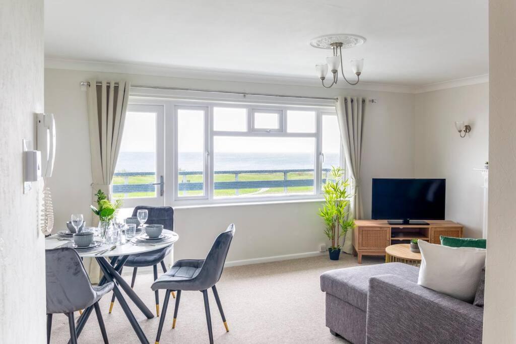 Panoramic Sea View Apartment Sleeps 4-Free Parking Bournemouth Eksteriør billede
