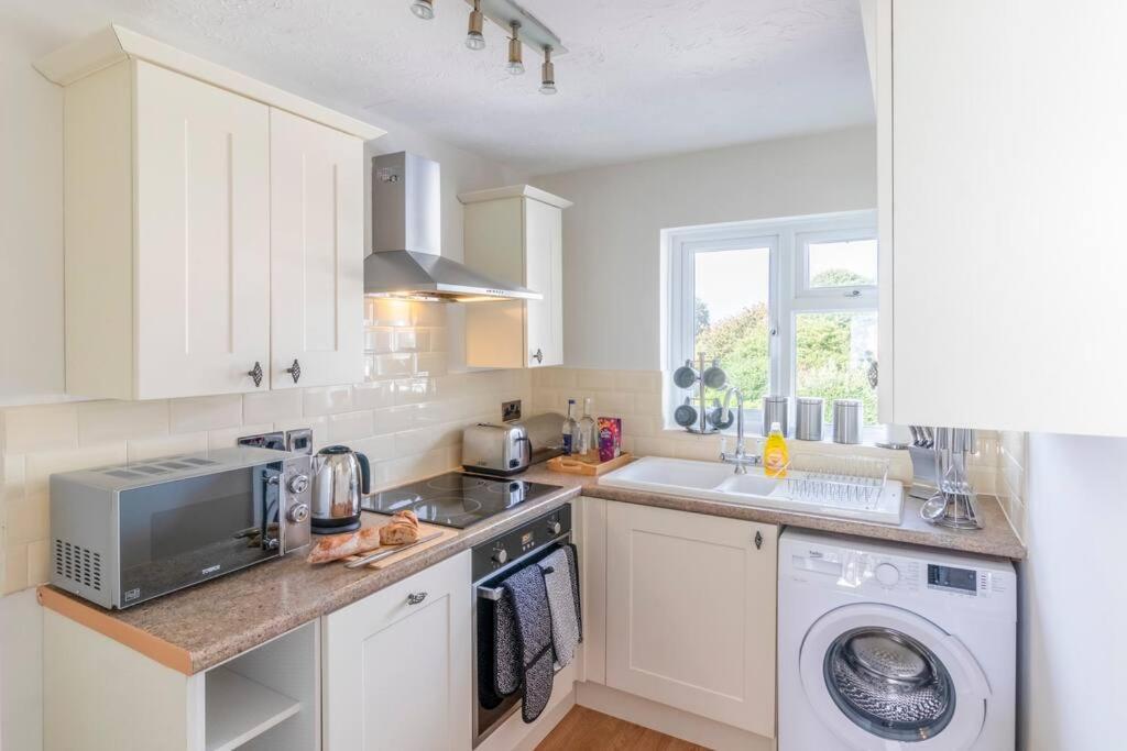 Panoramic Sea View Apartment Sleeps 4-Free Parking Bournemouth Eksteriør billede